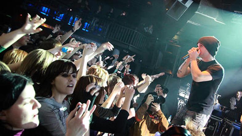 Vokalist Lauri Ylönen si je naklonjenost občinstva prislužil s pihanjem na dušo 