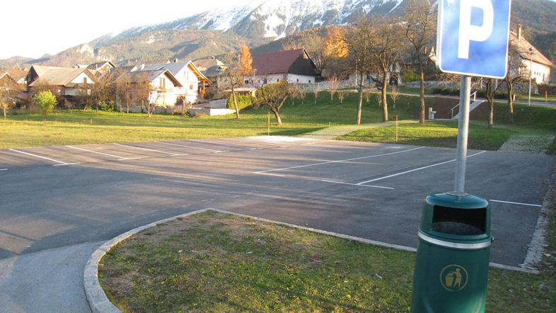 Parkirišče so asfaltirali, uredili parkirne prostore za invalide in avtobuse ter