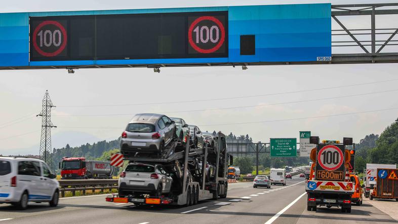 DARS avtocesta hitrost opozorilna tabla omejitev promet