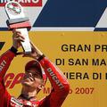 Z zmago je Casey Stoner končal prevlado Valentina Rossija na domačem dirkališču,