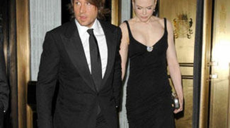 Nicole je blestela v elegantni črni obleki.