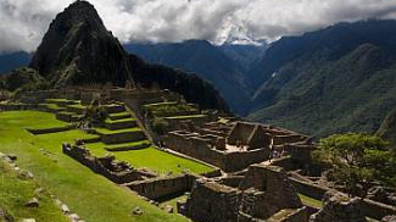 Poplave in plazovi so bili po zadnjih podatkih usodni za pet ljudi, dva domačina