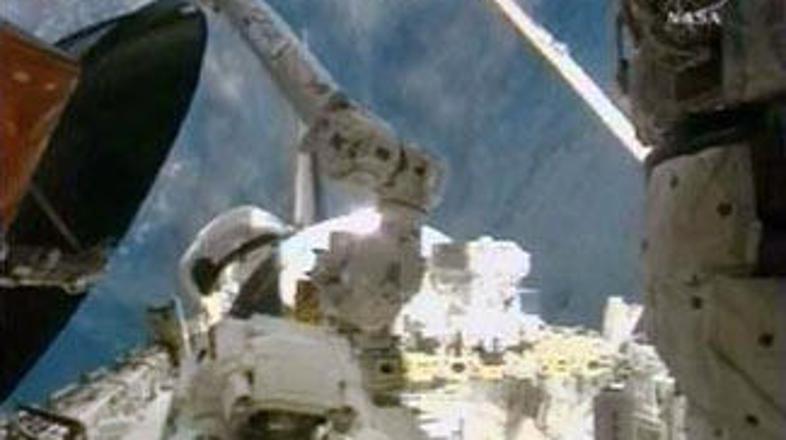 Rex Walheim pred pritrditvijo ročice na Columbus.