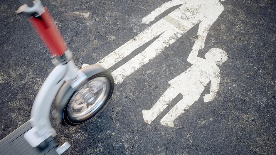 električni skiro na pločniku | Avtor: Profimedia