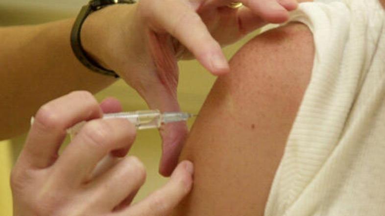 Ker cepiva ni dovolj, bodo nekatere cepili prednostno.