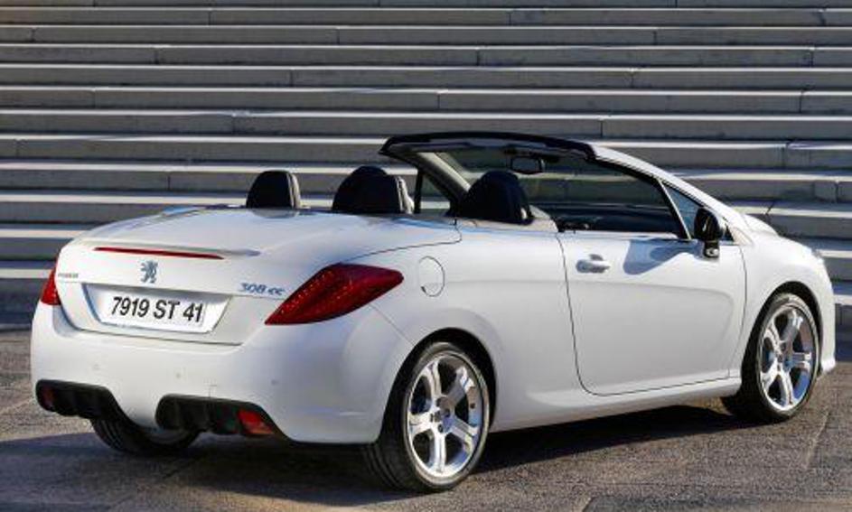 Kabriolet ali kupe - v nobenem vas ne bi bilo sram.