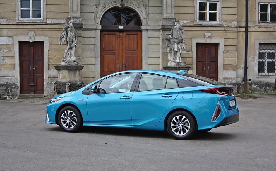 Toyota prius PHEV plug-in