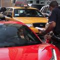 Ferrari in policist