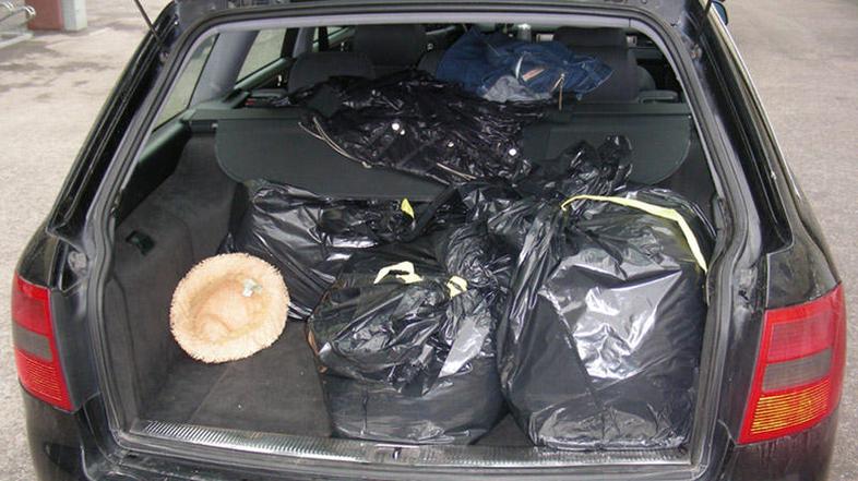 Oblačila so prevažali v kar dveh avtomobilih. (Foto: PU Murska Sobota)