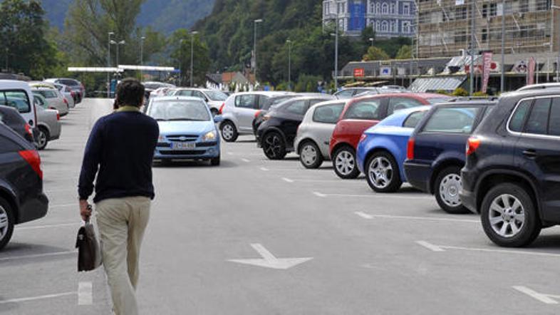 Na parkirišču pri železniški postaji v Celju naj bi kmalu plačevali enako parkir