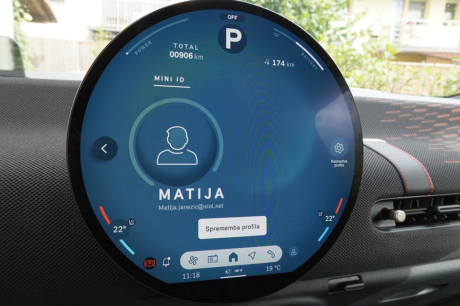 mini cooper JCW infotainment