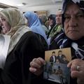 Bosanski muslimani, sorodniki žrtev in preživelih, na srečanju z nizozemskimi mi