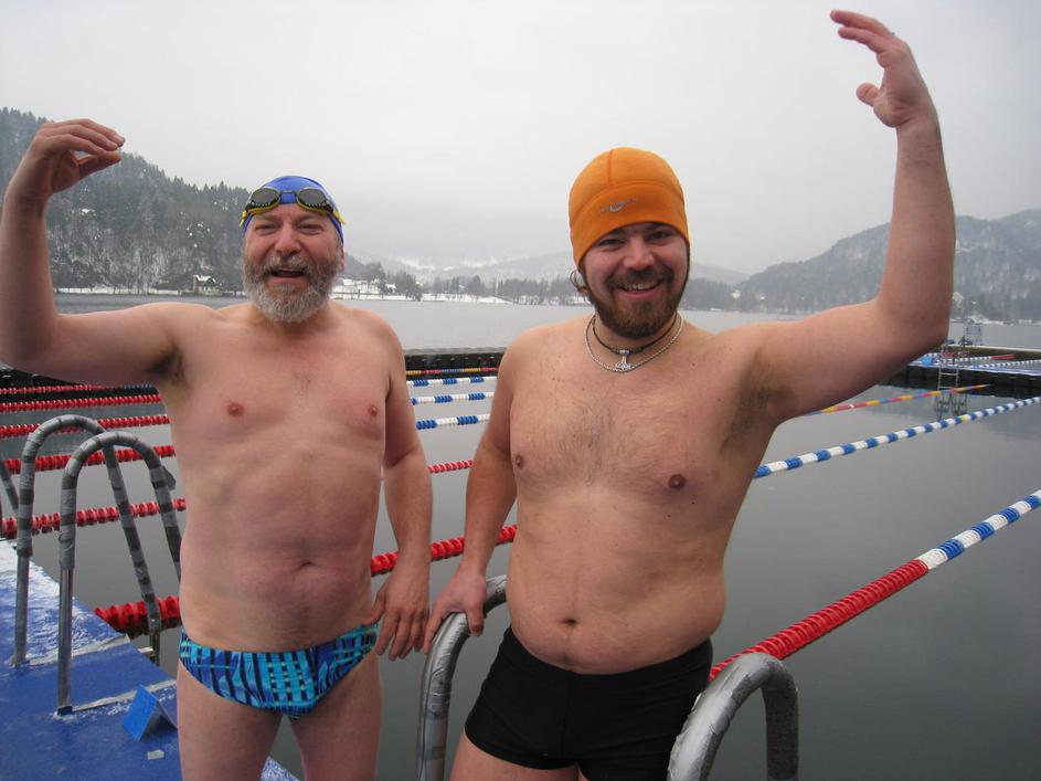 “Šala mala, tole jezero!” Škofjeločan Borut Novak (levo) in Kranjčan Miha Štembe