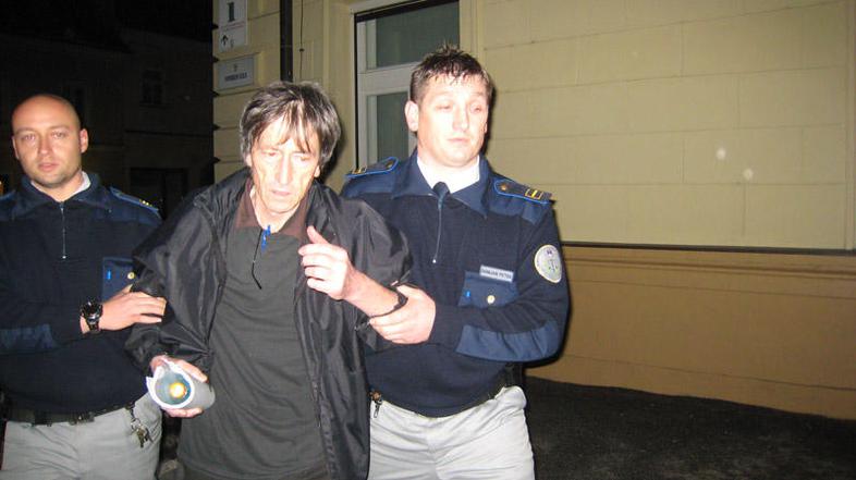 Ptujčan je izrek sodbe poslušal na invalidskem vozičku, do zaporniškega vozila p