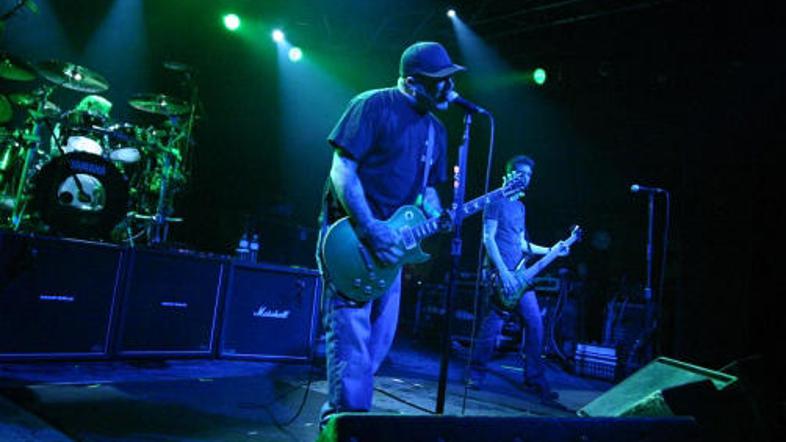 Adut benda je le bolj ali manj surova kitarska distorzija in vokal tipa generaci