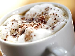 Če želite, jo lahko okrasite s stepeno smetano in potresete s kakavom. (Foto: Sh