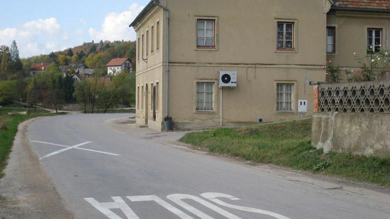 Miha je živel v tej občinski hiši in na cesti pred njo tudi umrl. FOTO: Nada Čer