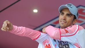 Mu lahko še kdo sleče rožnato majico vodilnega? (Foto: EPA)