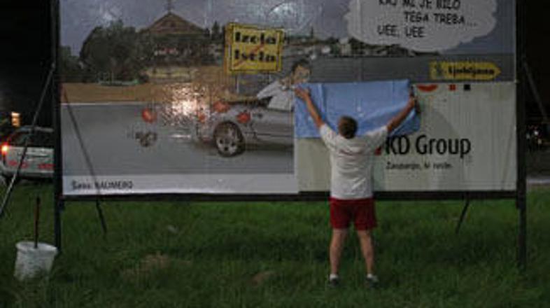 Plakate, uperjene proti izolskemu županu, so začeli lepiti v nočnem času.