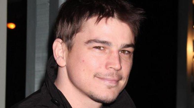 Josh je iz še neznanih razlogov moral v bolnišnico.