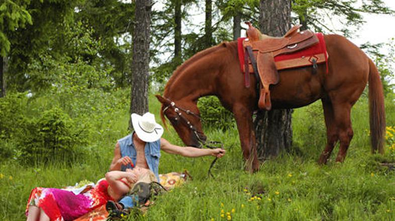 Odkar Reynoldsova ni več članica skupine Foxy Teens, je Kavboj že njen peti vide