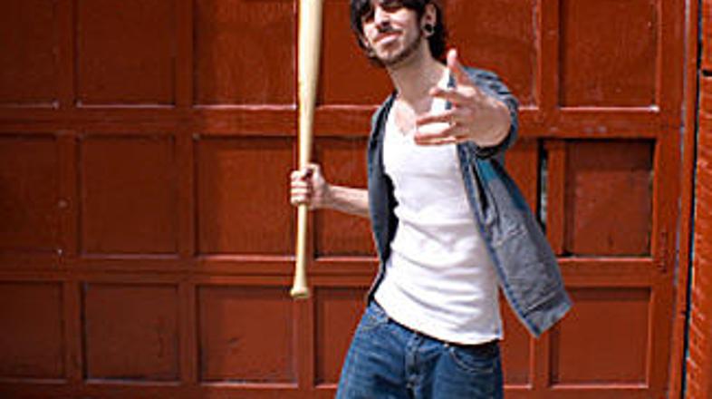 Mladostniki so brez razloga razgrajali po šoli in uničevali vse, kar jim je prek