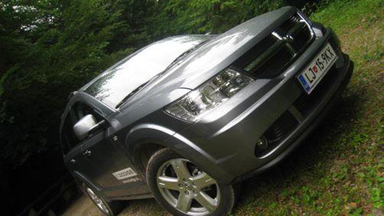 Motorna paleta dodga journeyja je v nasprotju z raznolikimi paketi opreme bolj a