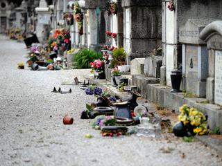 Grobovi, vandalizem