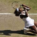 Serena Williams je v finalih grand slamov Venus Williams premagla že šestič.