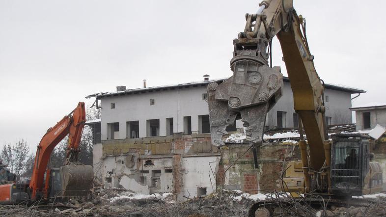 Rušenje Gorenjskih mlekarn so zaupali Cestnemu podjetju Kranj. Koliko materiala 