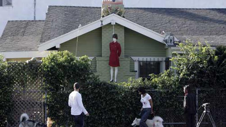 Hišo si je ogledalo več avtobusov turistov, ki so vse fotografirali.