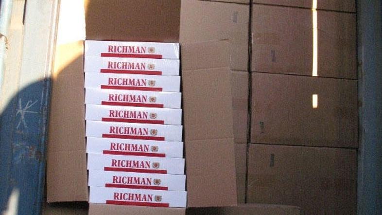 Zasežene cigarete bi bile na trgu vredne več kot pol milijona evrov. © Carinska 