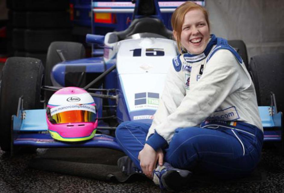 Dijakinja Alice Powell se odkrito spogleduje s formulo 1. (Foto: www.alice-powel