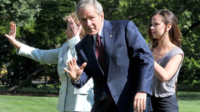 Barbara Bush (na fotografiji desno) gre po poti svoje matere. (Foto: EPA)