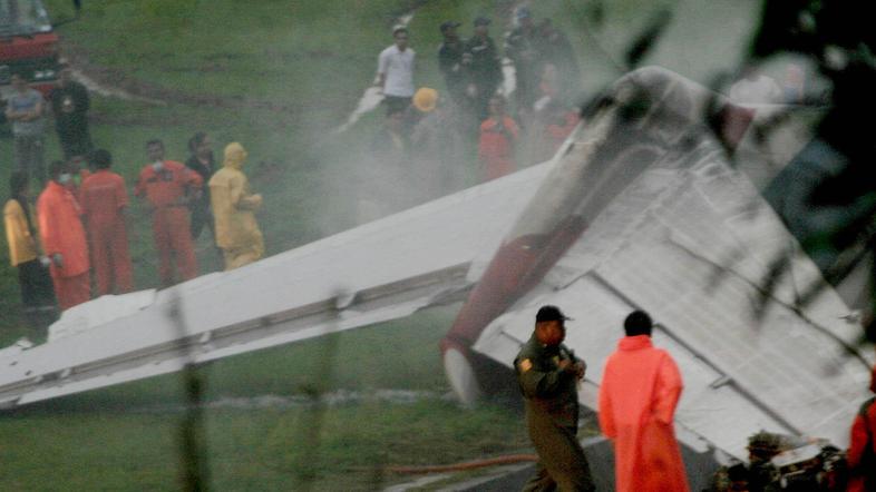 Reševalna ekipa išče preživele.