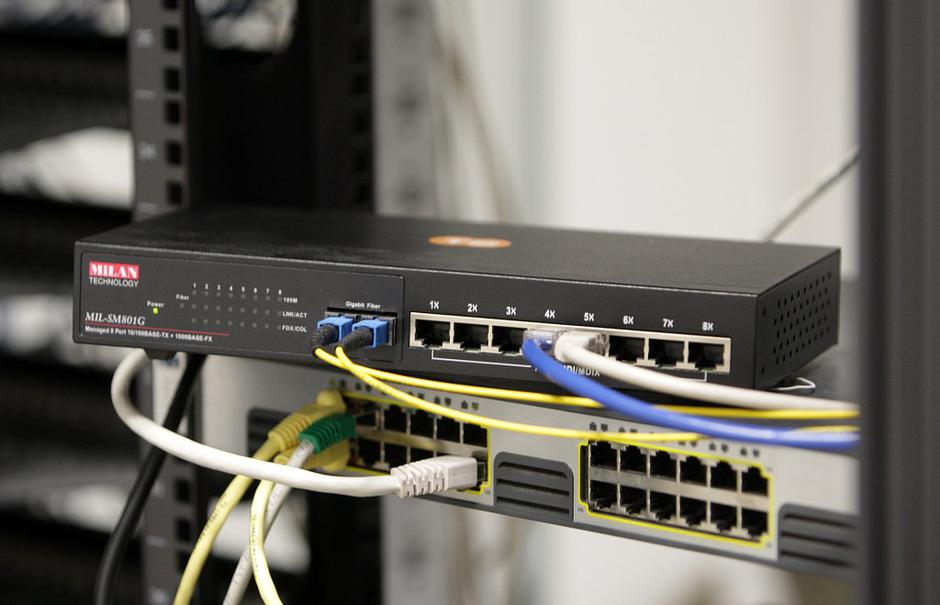 Modem za dostop do interneta. | Avtor: Boštjan Tacol