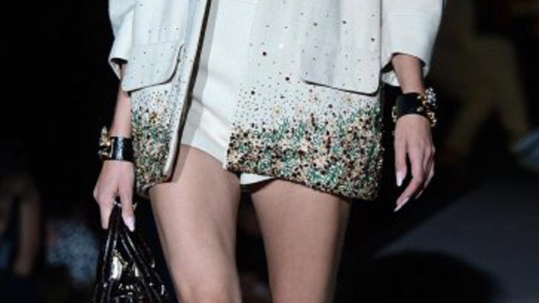 V trendu je razgaljen pas.