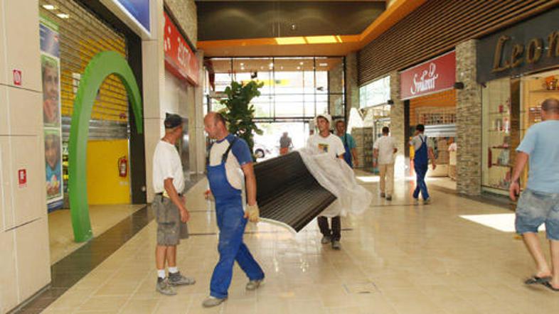 Včerja je v Qlandiji-deželi nakupov vladalo izredno stanje, saj so delavci hitel