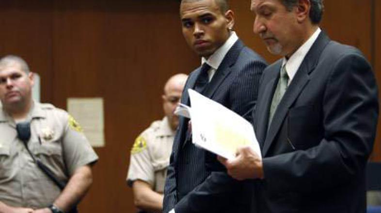 Chris se Rihanni med drugim ne bo smel približati.