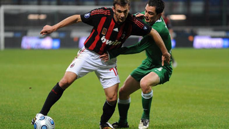 Napadalec Milana Andrej Ševčenko v dvoboju z nogometašem Wolfsburga Marcelom Sch