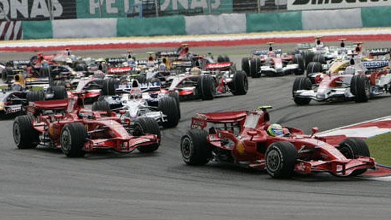 Kimmi Räikkönen (levo) je bil na startu prepočasen, da bi prehitel Felipeja Mass