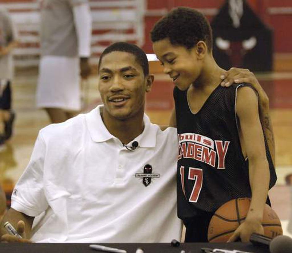 Desetletni Jayline z zvezdnikom njegove domače ekipe Bullsov, Derrickom Rosom.