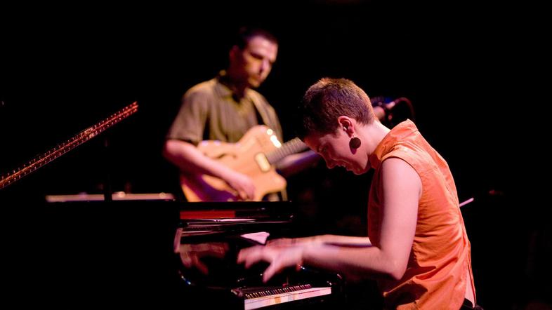 Skladbe na albumu sta sostanovalki Kaja in Sanem najprej izvajali v duetu, nato 