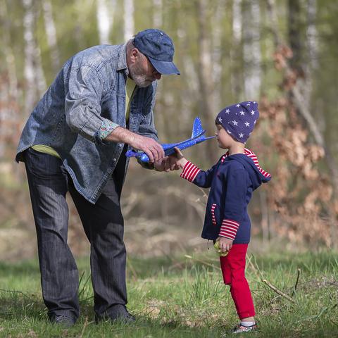 dedek se igra z vnukom na prostem