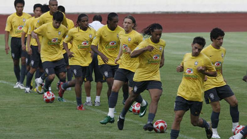 Ronaldinho med ogrevanjem s svojimi kolegi iz olimpijske reprezentance
