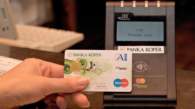 800 brezstičnih kartic in 65 mobilnikov v sklopu pilotnega projekta na štirih pr