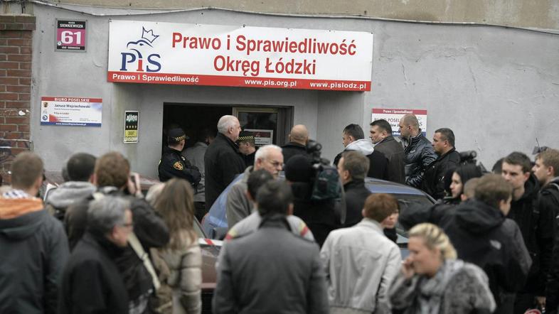 Ljudje so se kmalu začeli zbirati pred prostori stranke Zakon in pravičnost. (Fo