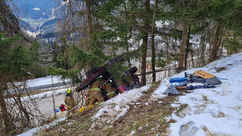 Zahtevno reševanje ponesrečenca v Lajšah blizu Dražgoš, občina Železniki.