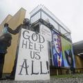 Eden izmed plakatov protestnikov: "Bog nam pomagaj vsem." (Foto: Epa)