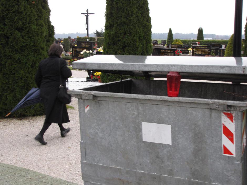 Sveče spadajo med odpadno embalažo, ki jo je treba zbirati ločeno od preostalih  | Avtor: Žurnal24 main